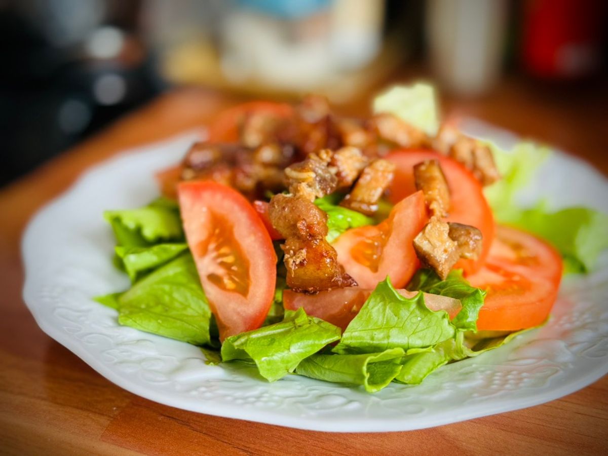 Salad Rau Diếp Cà Chua & Thịt Ba Rọi Rang Cháy Cạnh