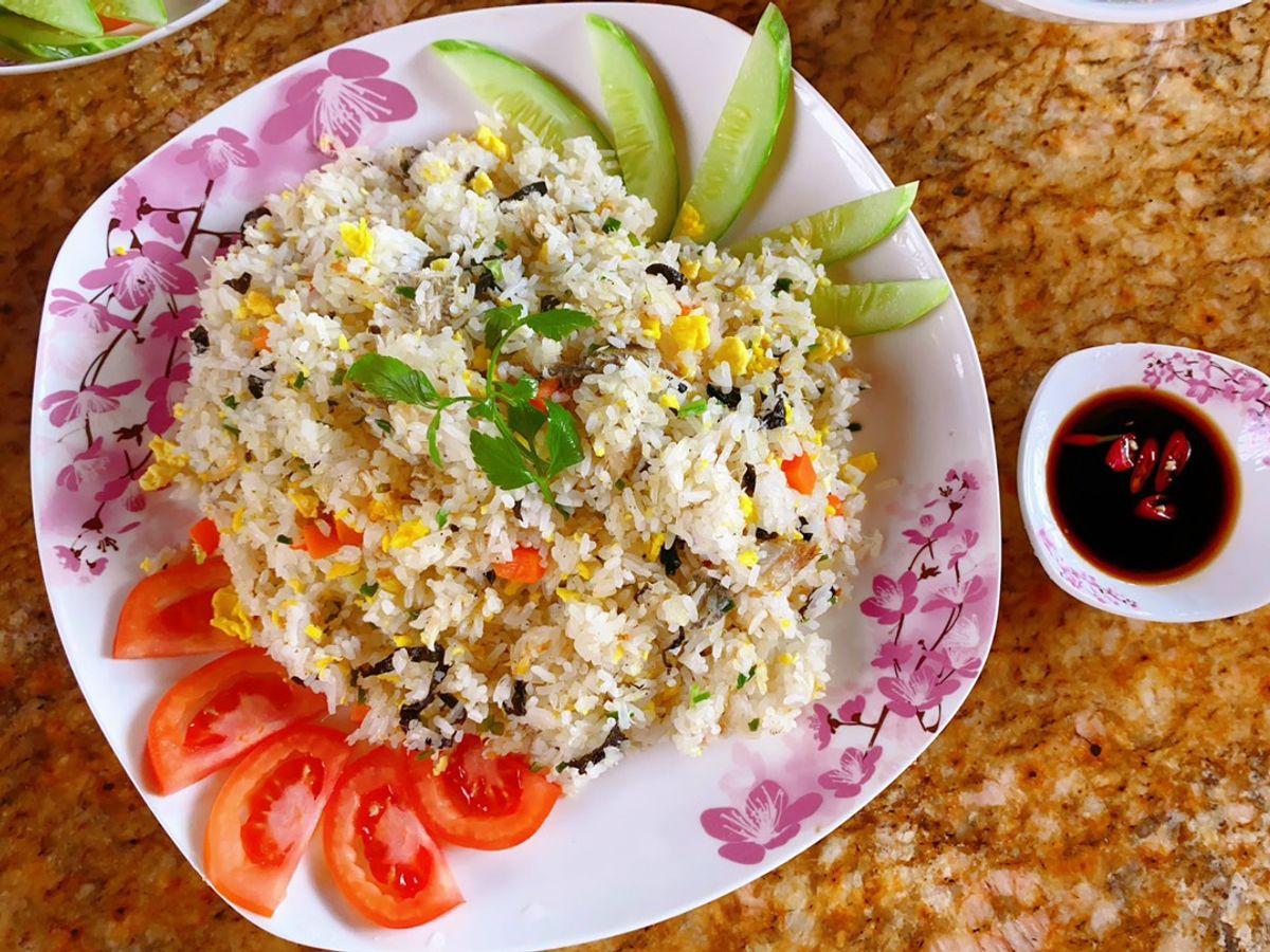Cơm trộn khô cá mặn