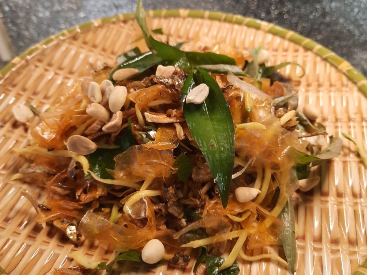 Bánh tráng trộn cá cơm rim