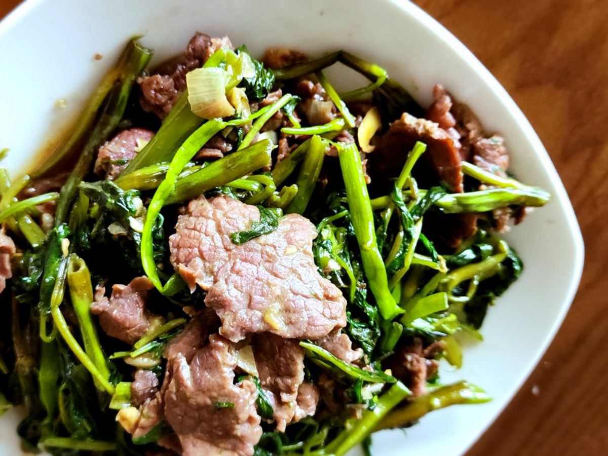Rau muống xào thịt trâu