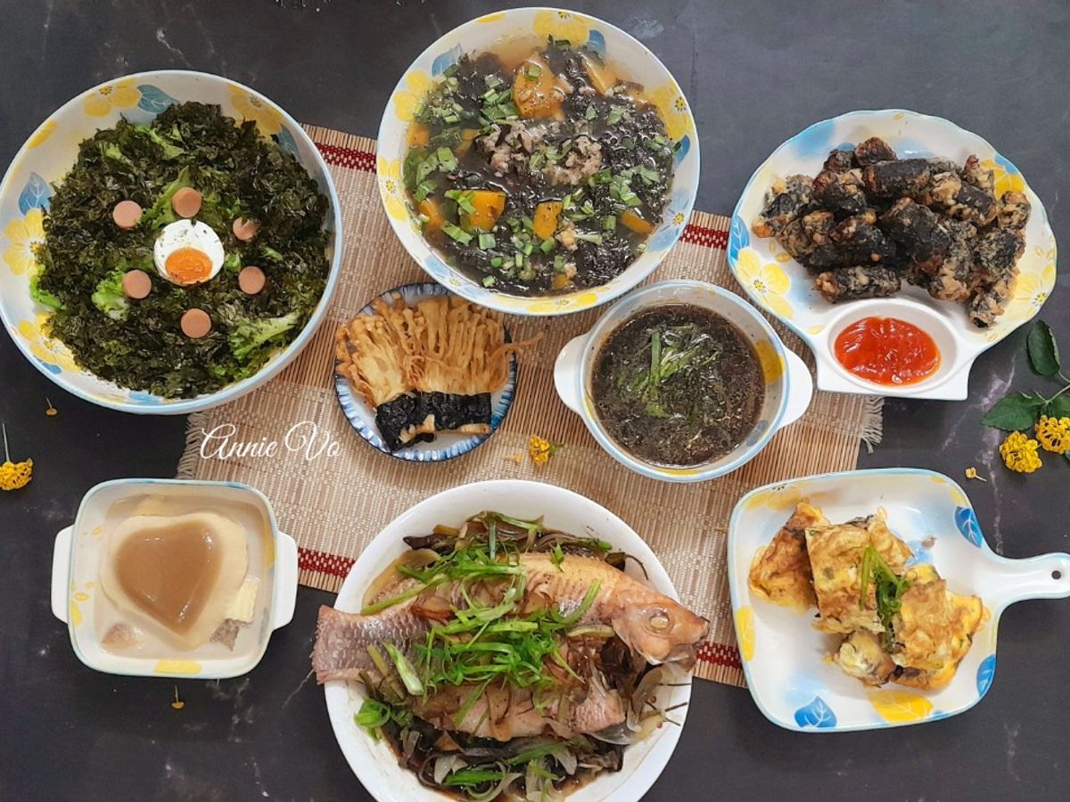 Bữa cơm toàn nguyên liệu màu đen