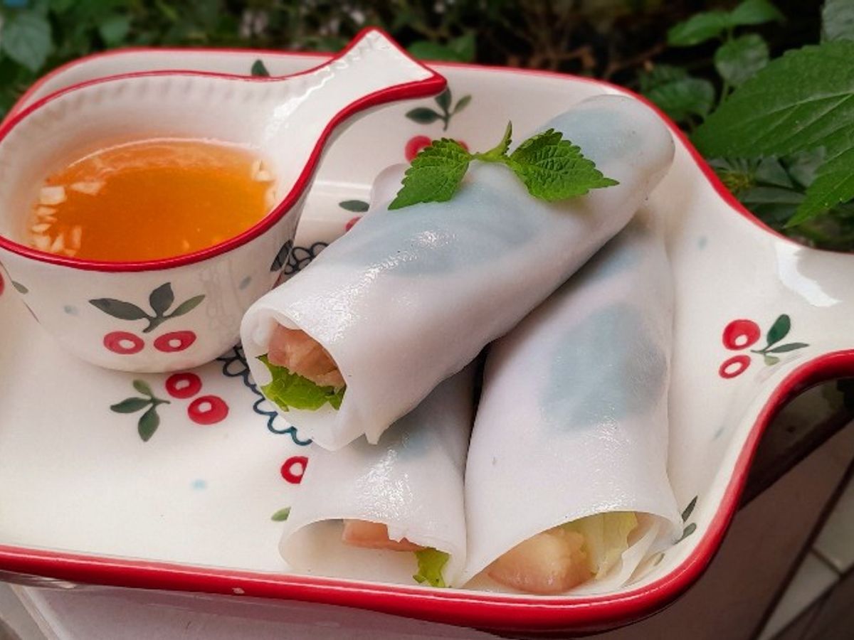 Mì lá tươi cuốn thịt luộc