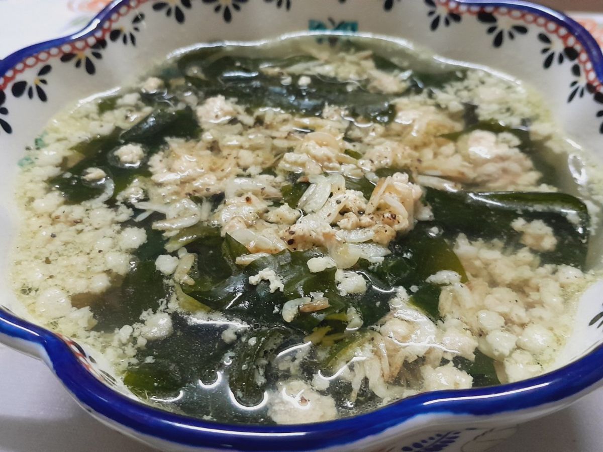 Canh rong biển nấu thịt xay và tép khô