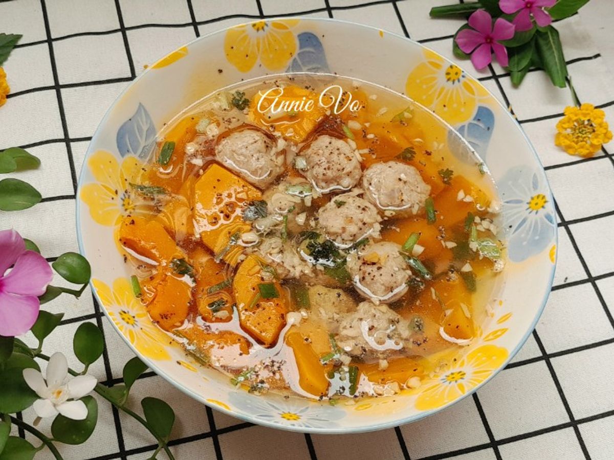 Canh bí đỏ nấu thịt viên