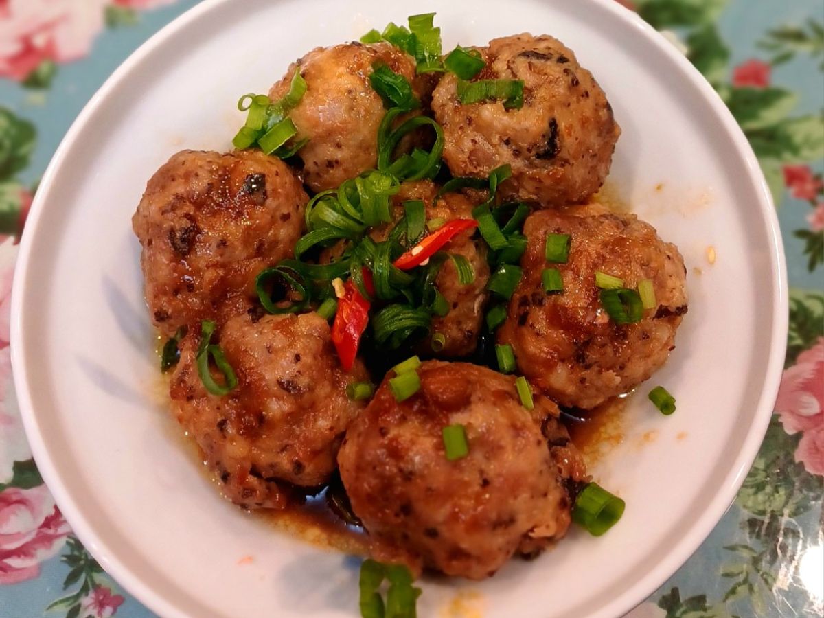 Thịt heo xay trộn giò sống bọc trứng cút sốt nước tương