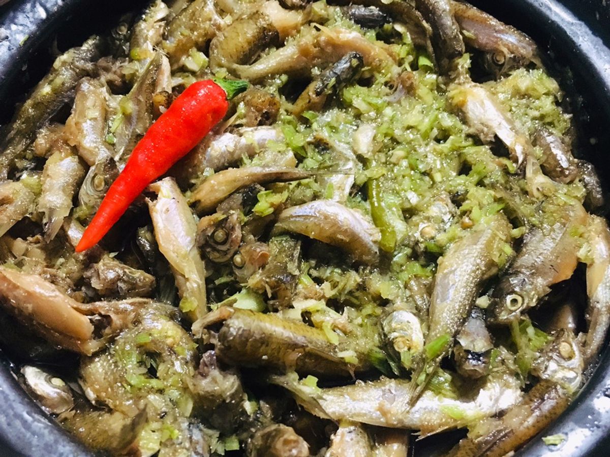 Cá linh non kho xả