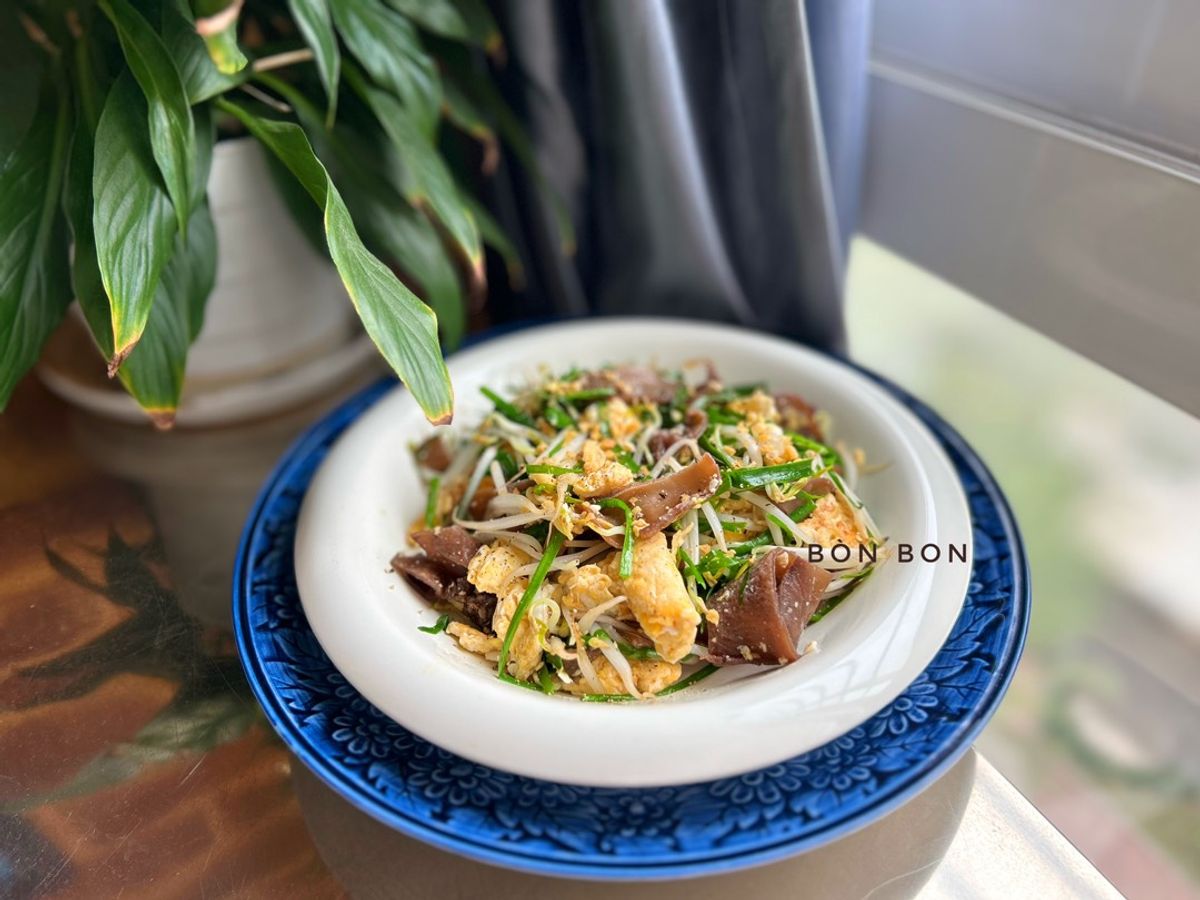 Trứng Xào Giá Hẹ Nấm Mèo