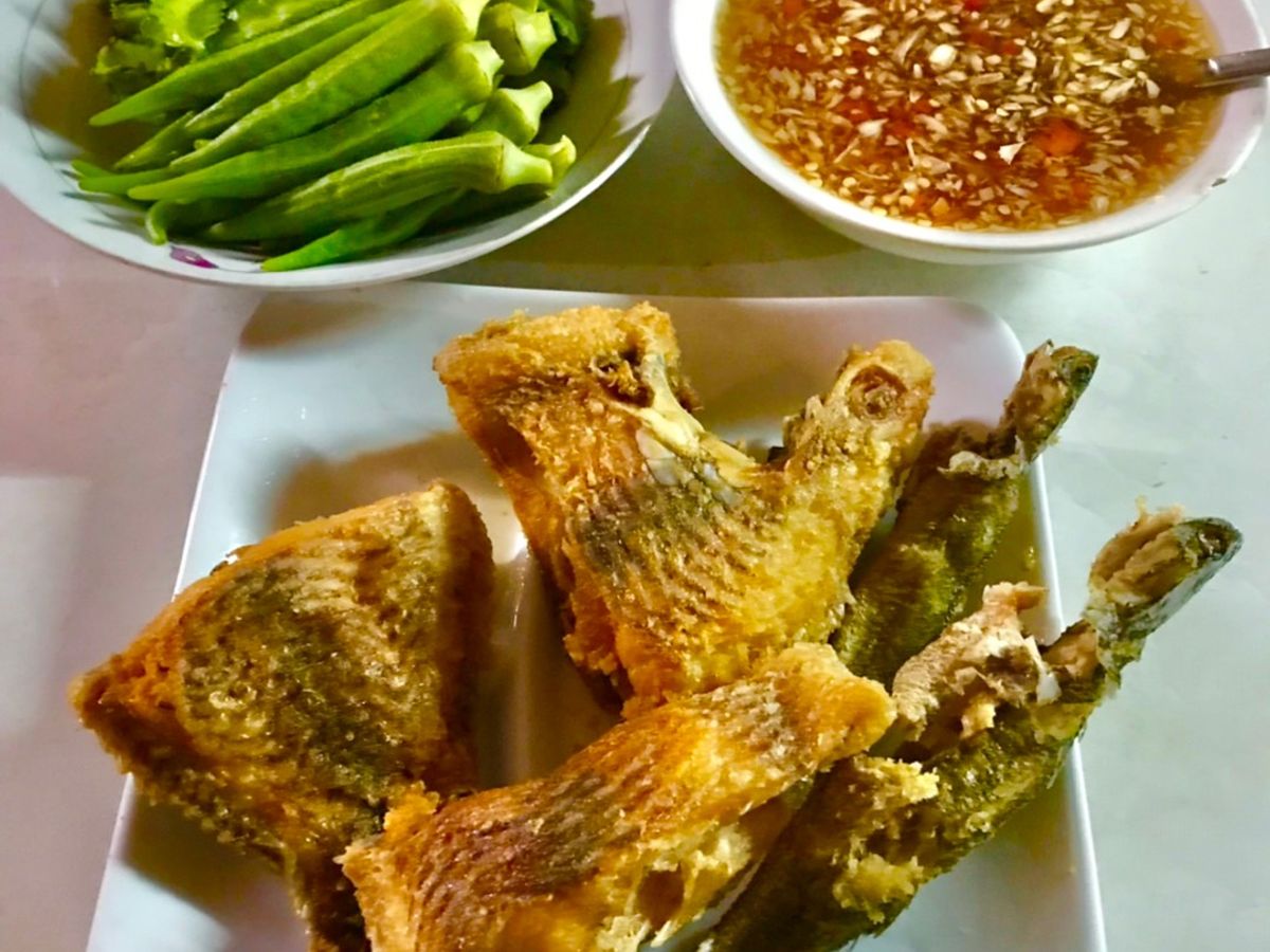 Mâm cơm gia đình đơn giản cho những ngày bận rộn: cá chiên, rau luộc, nước mắm tỏi ớt