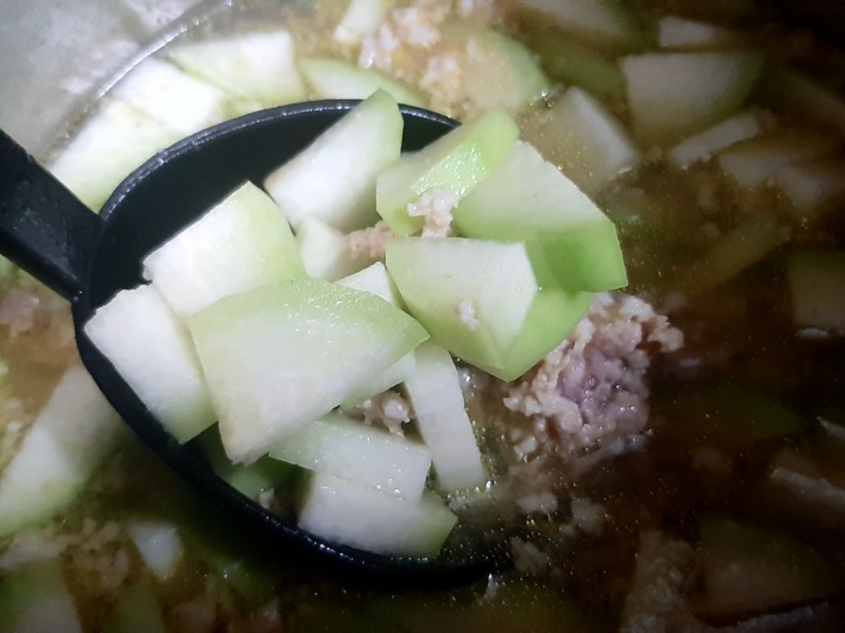 Canh bí xanh nấu xương gà và thịt xay