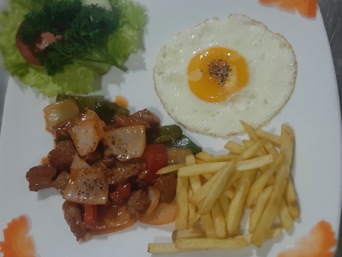 Bò lúc lắc khoai tây trứng