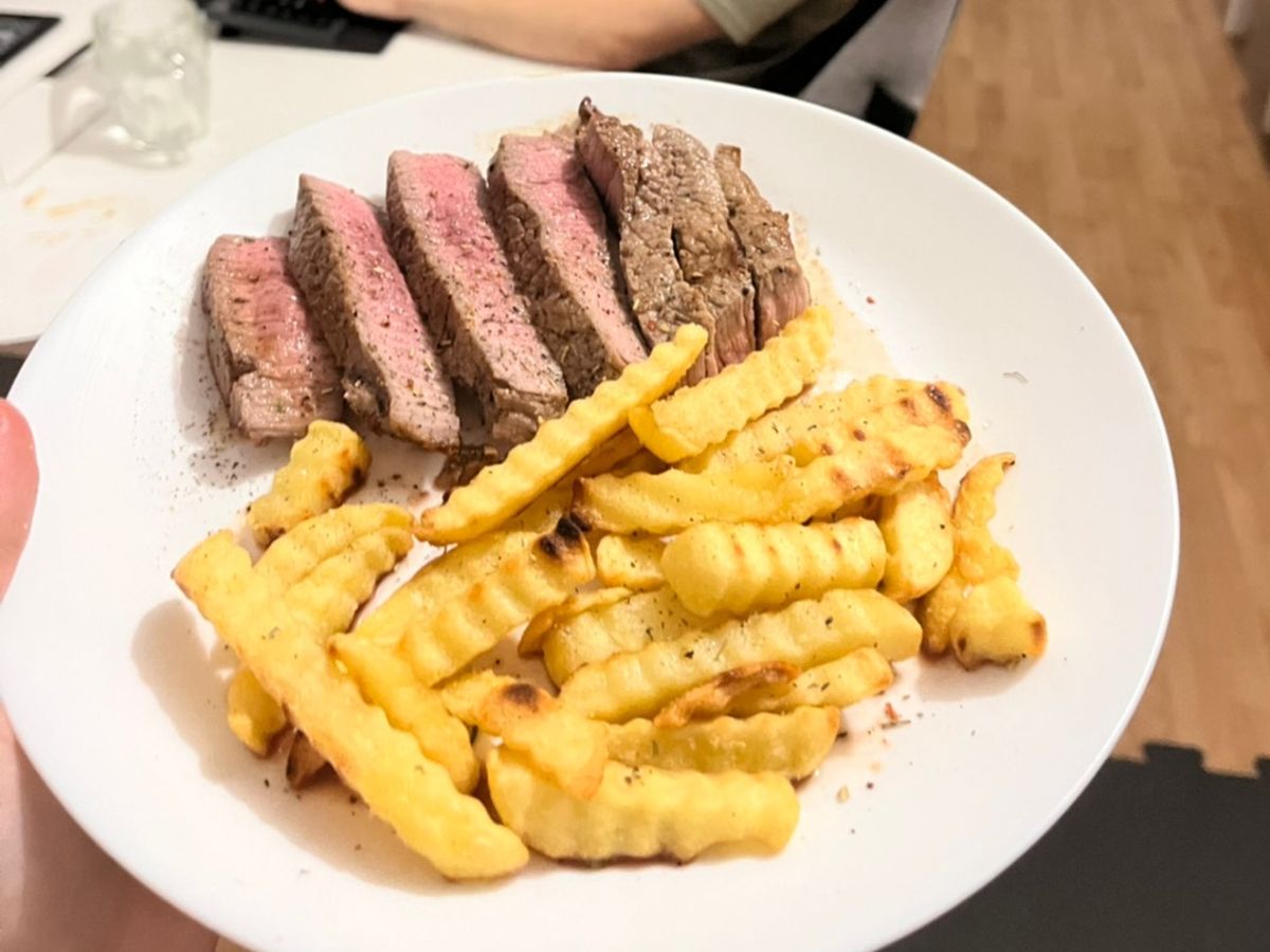 Thịt bò steak cùng khoai tây rán