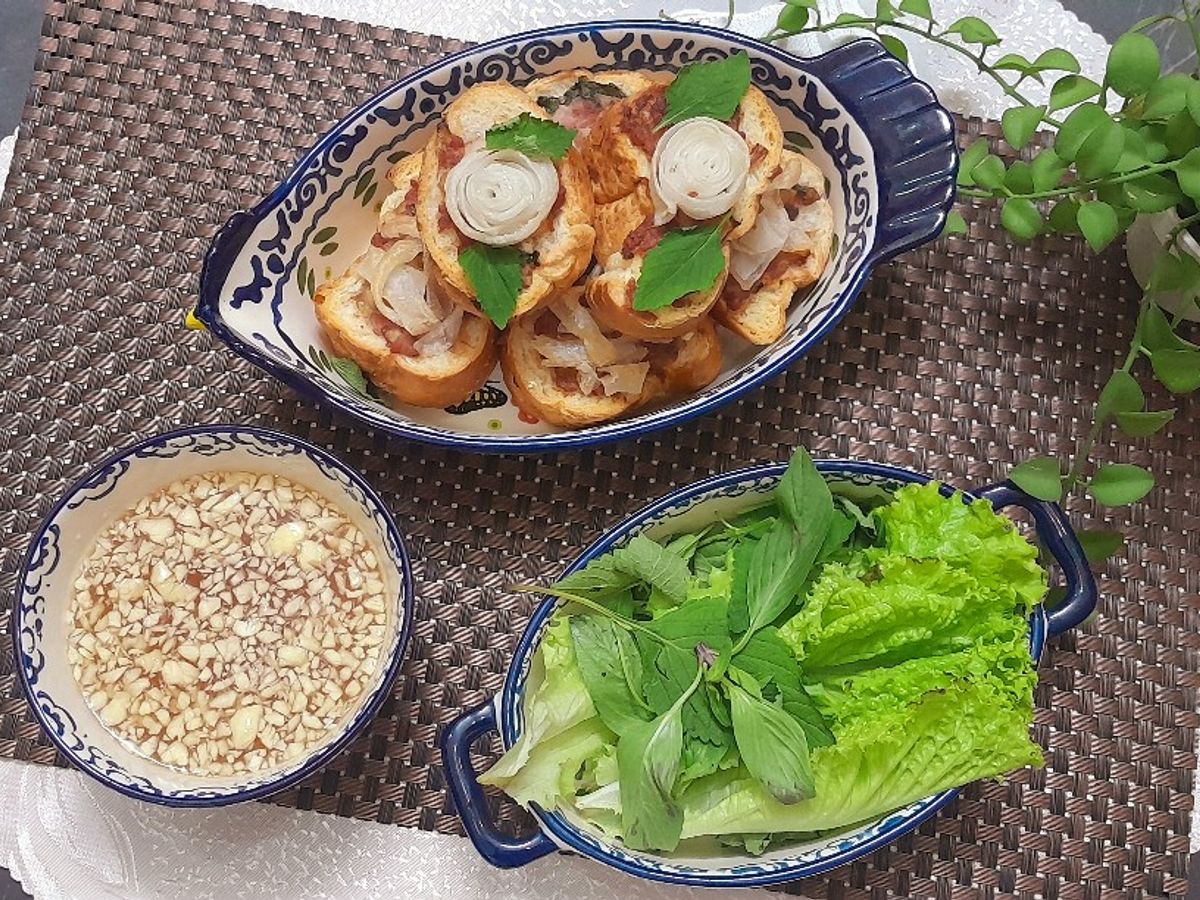 Bánh mì quết thịt phủ mì lá chiên