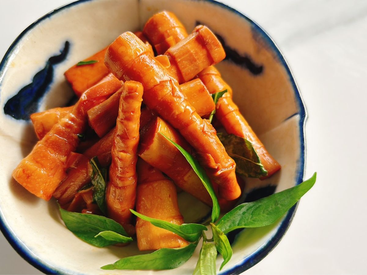 Măng le kho nước tương rau răm
