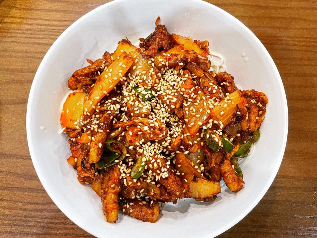 Mỳ trộn thịt xào kim chi Hàn Quốc