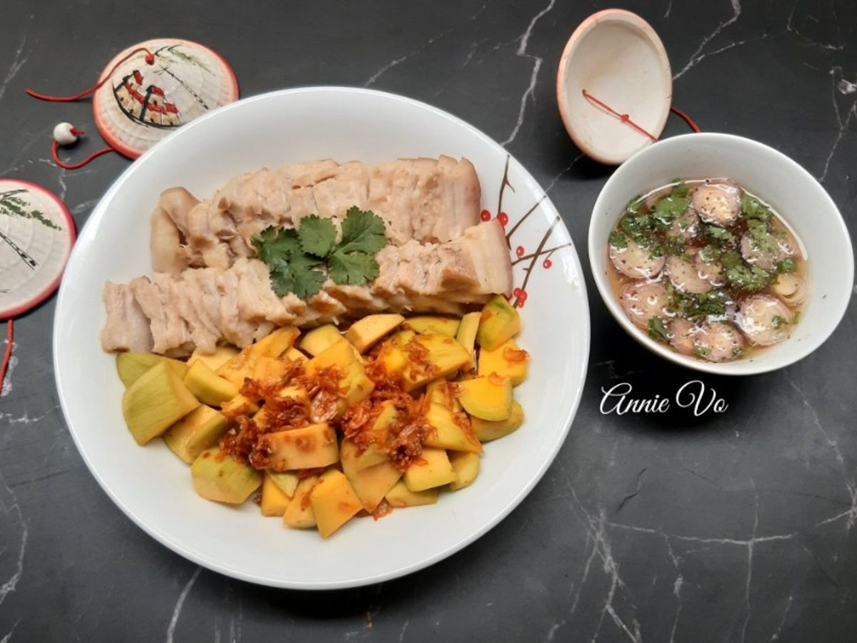 Thịt luộc kèm xoài trộn con ruốc