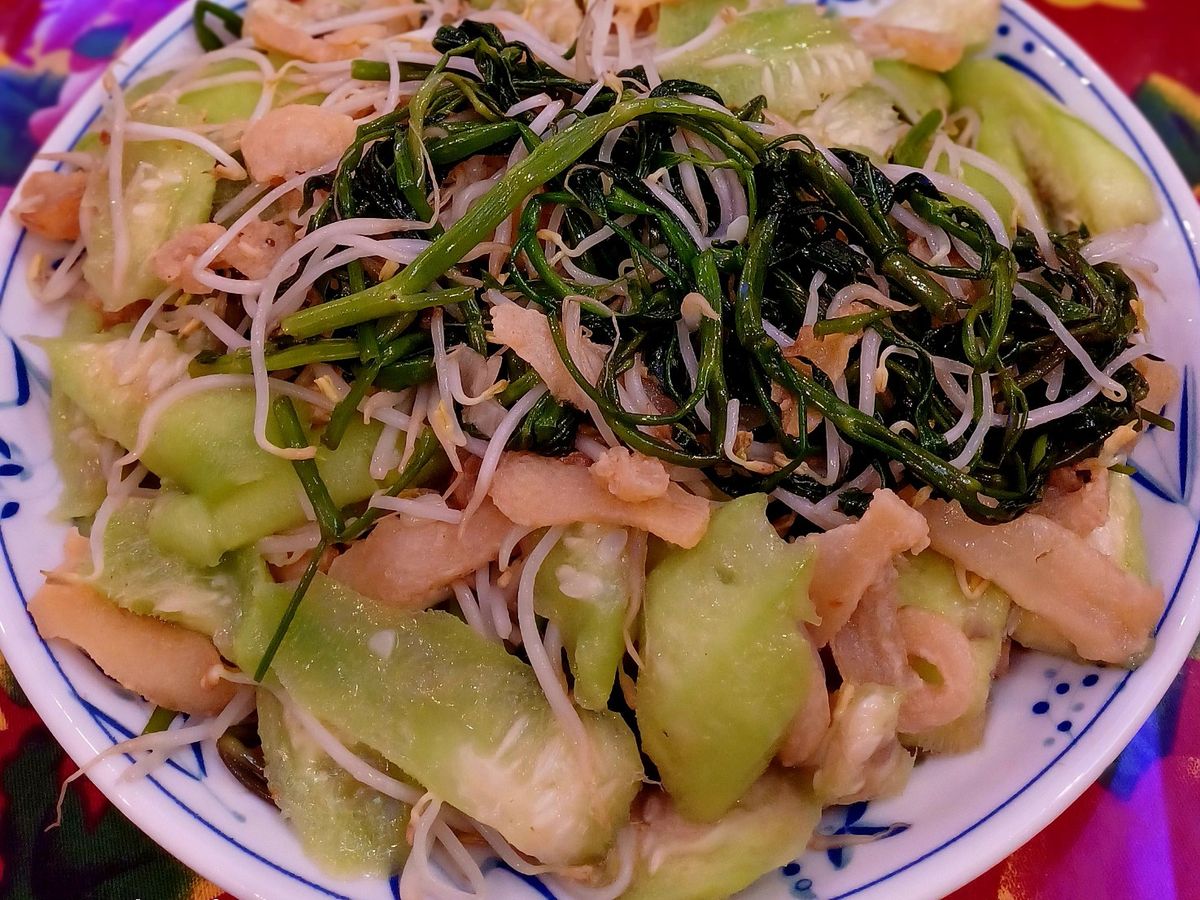 Rau muống, giá đỗ, mướp xào tóp mỡ