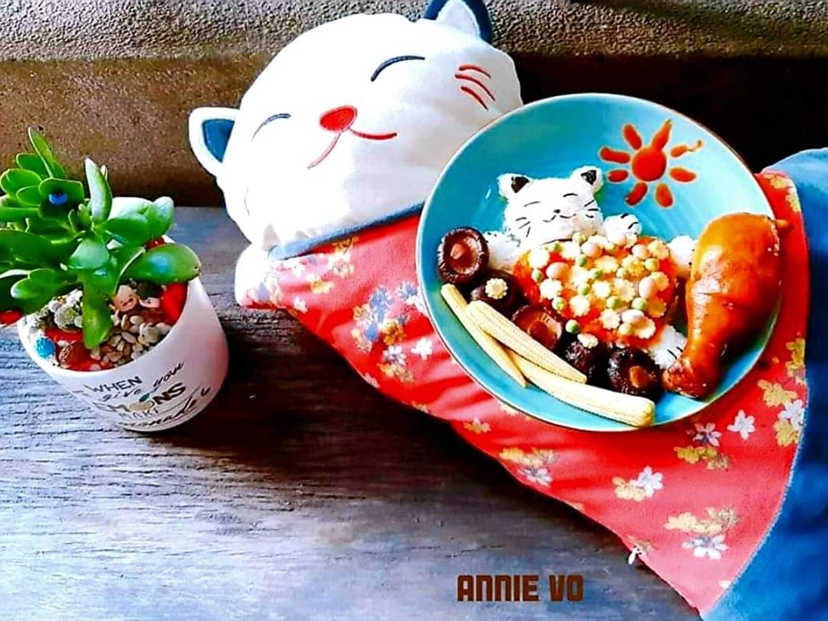 Cơm bento: Mèo con mặc áo hoa (Đùi gà nướng và rau củ luộc)