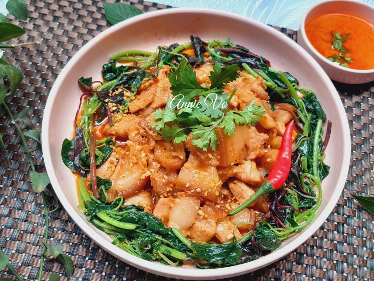 Thịt rang nước mắm kèm rau dền luộc