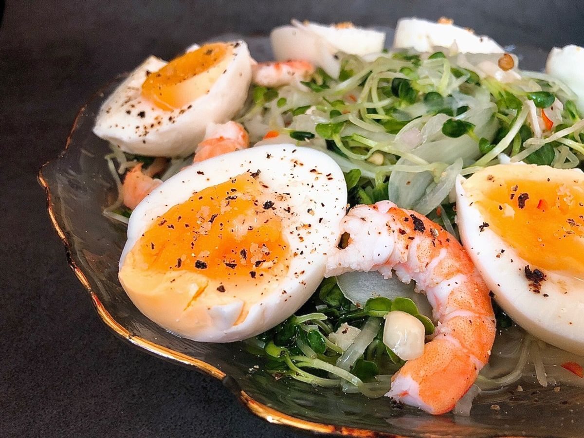 Salad Rau Mầm, Trứng Lòng Đào Và Tôm