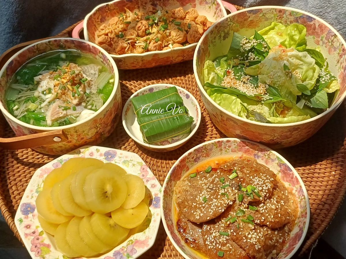 Cơm nhà với các món nấm