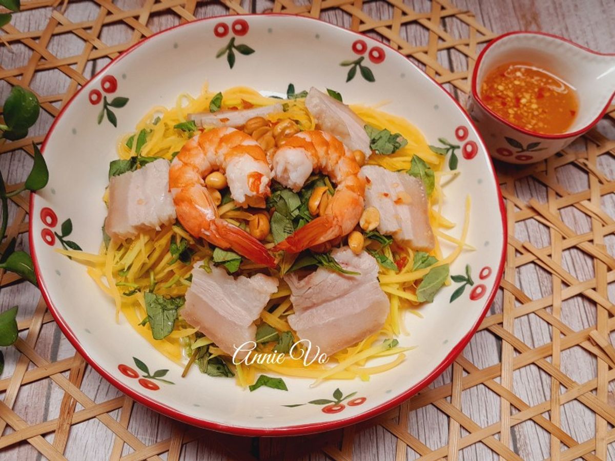 Gỏi đu đủ tôm thịt rau răm