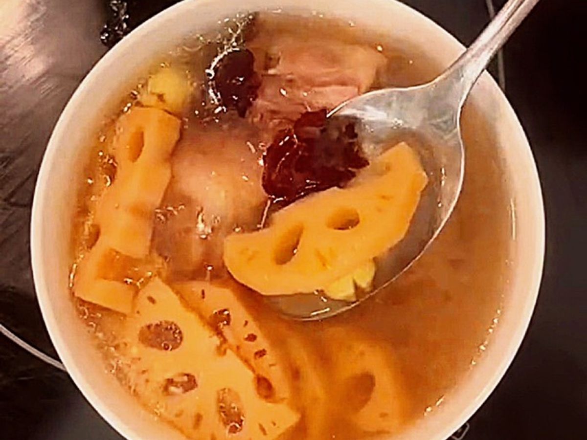 Canh đuôi heo củ sen