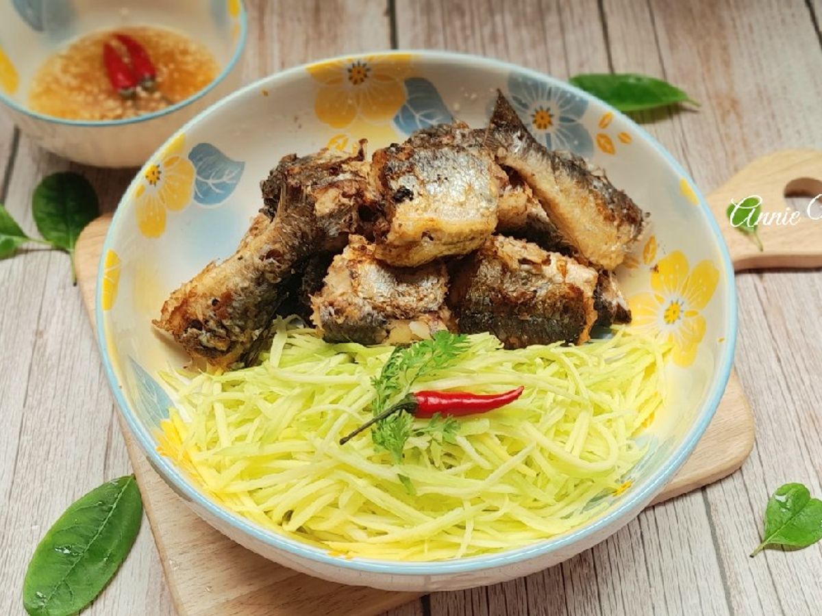 Cá chuồn chiên chấm mắm xoài