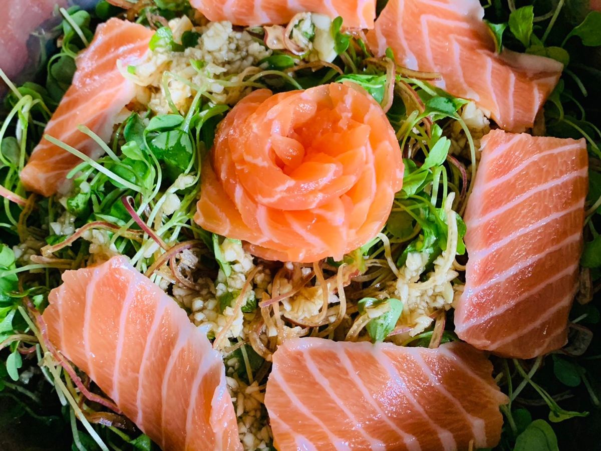 Salad bông chuối, cải mầm ngọt, và cá hồi