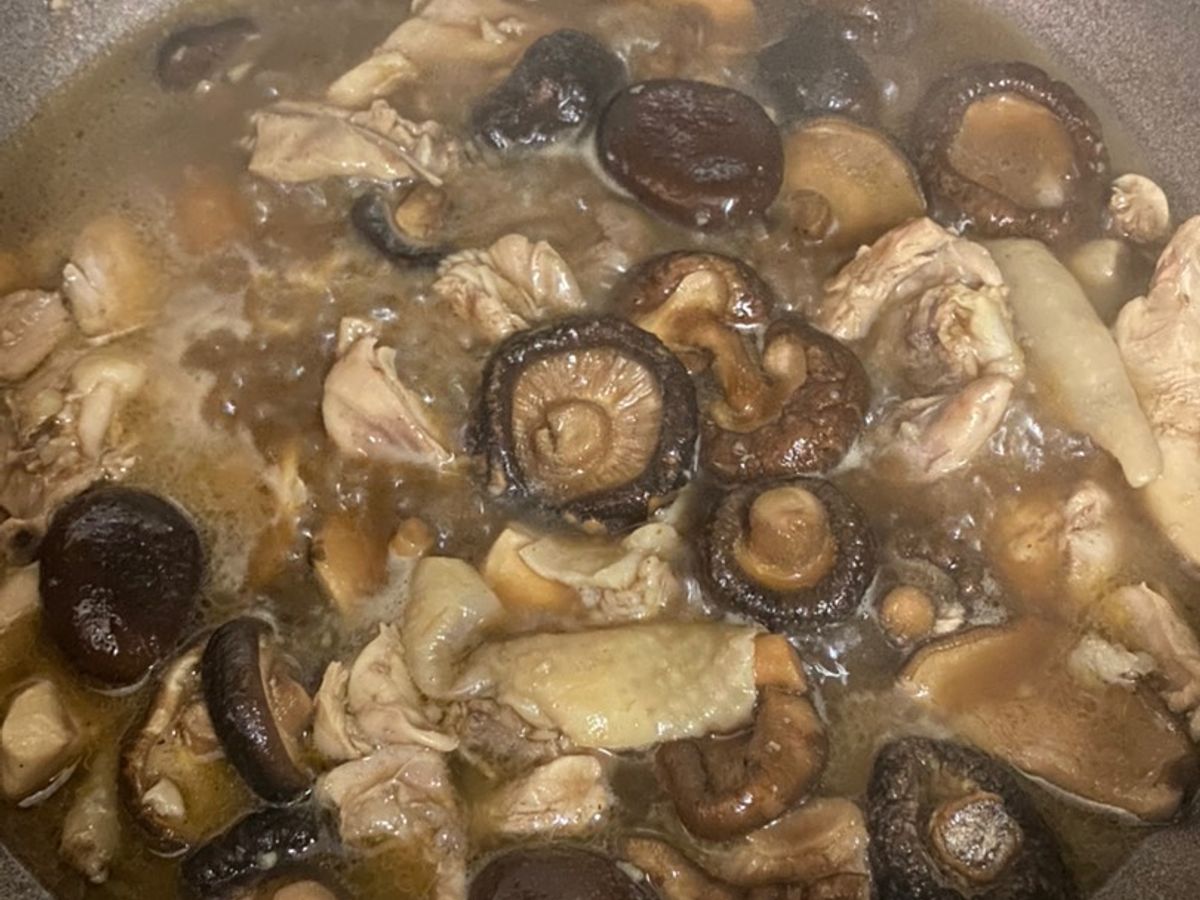 Gà kho nấm đông cô