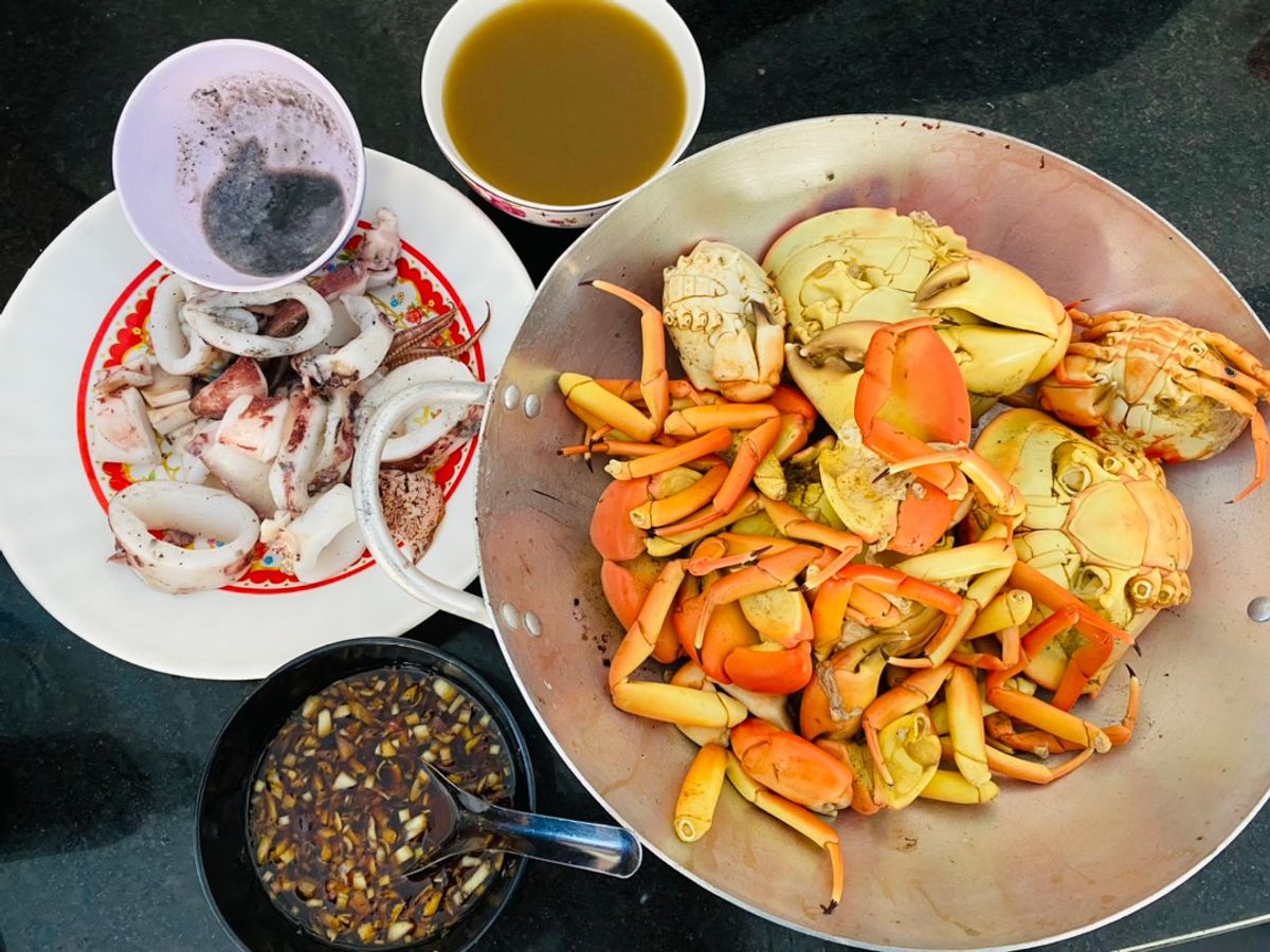 Hải sản Phú Quý hấp: mực ống, cua gạo, cua mặt trăng và nhum tươi