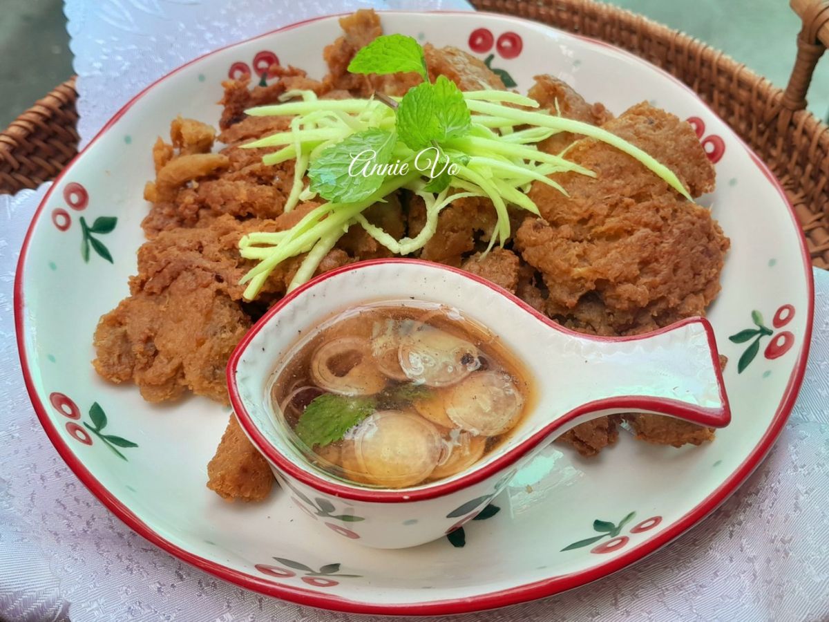 Gỏi cá trê chiên xù kiểu Thái (Yam Pla Duk Fu)