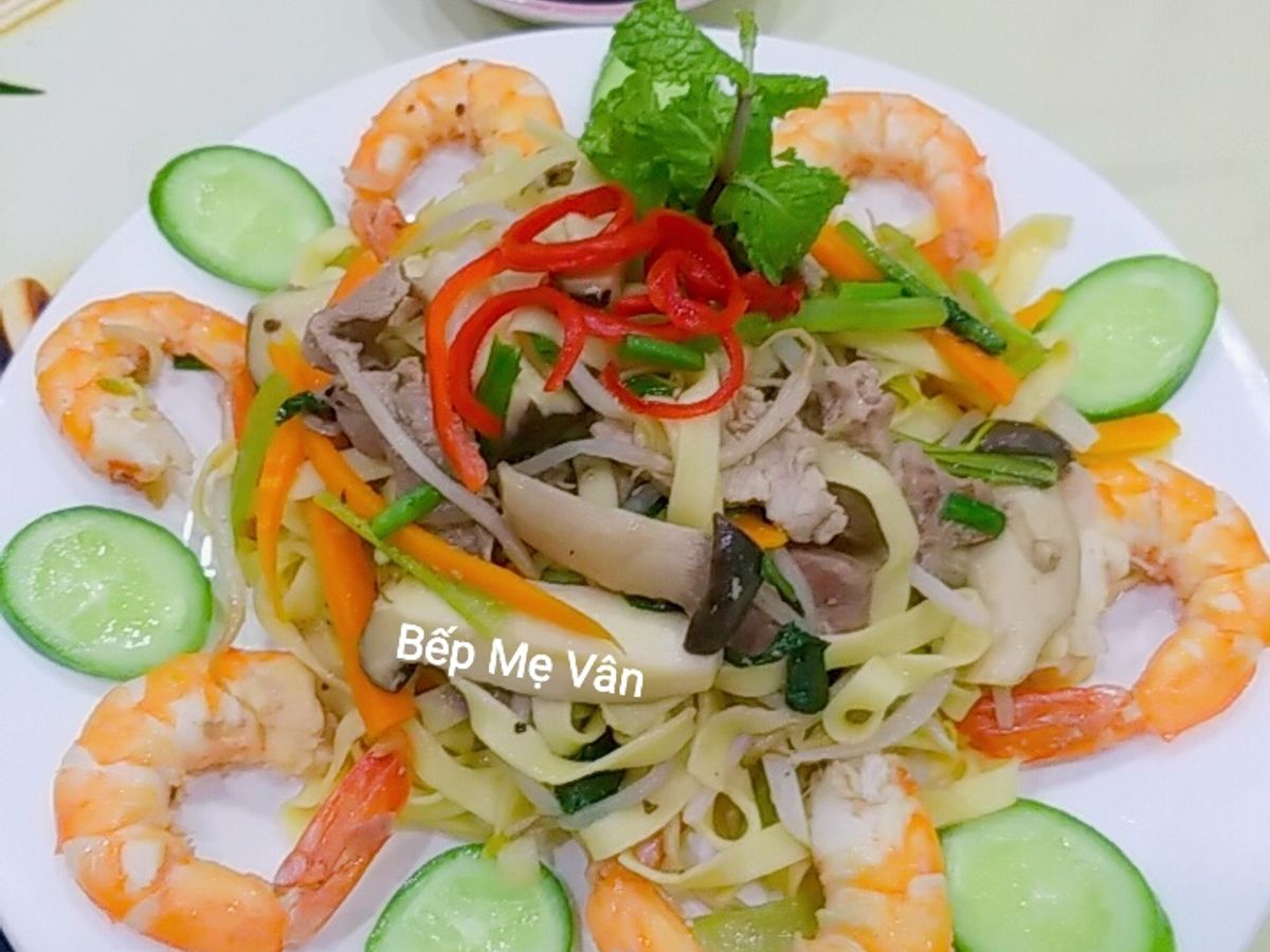 Mì xào tôm rau củ và nấm đùi gà