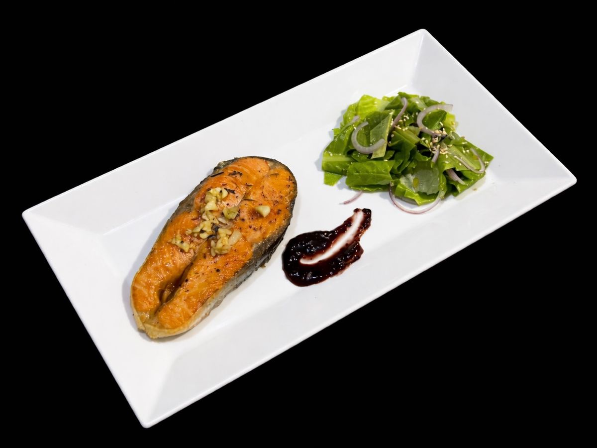 SP.0932 - Cá Hồi Áp Chảo Sốt Dâu Tằm & Salad Giấm Mè