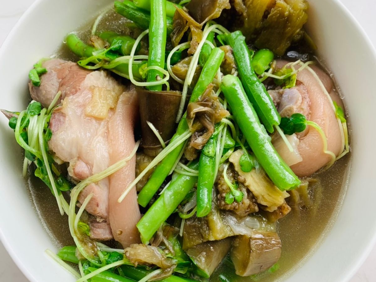 Canh chân giò hầm với cà tím, đậu ve, và rau cải mầm
