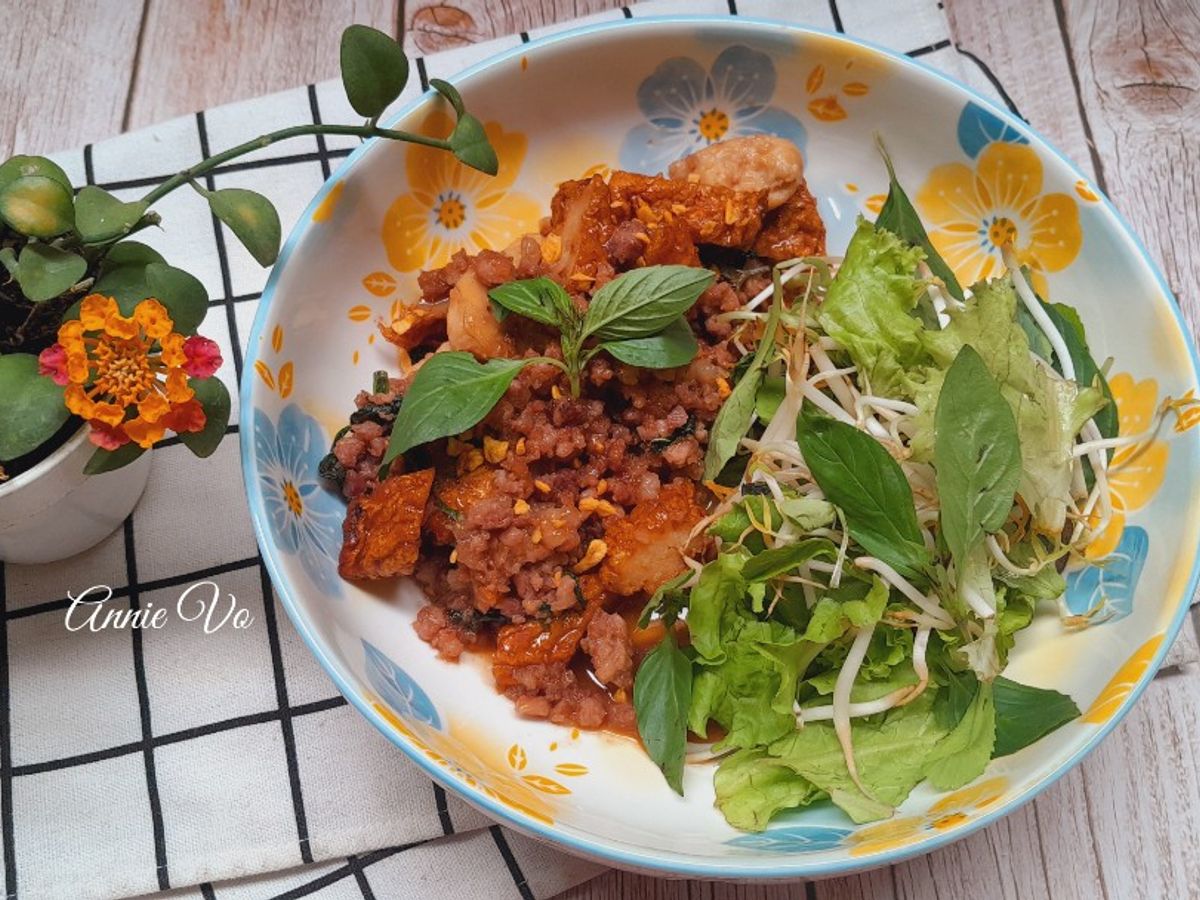 Thịt xay chả cá rang mắm ruốc