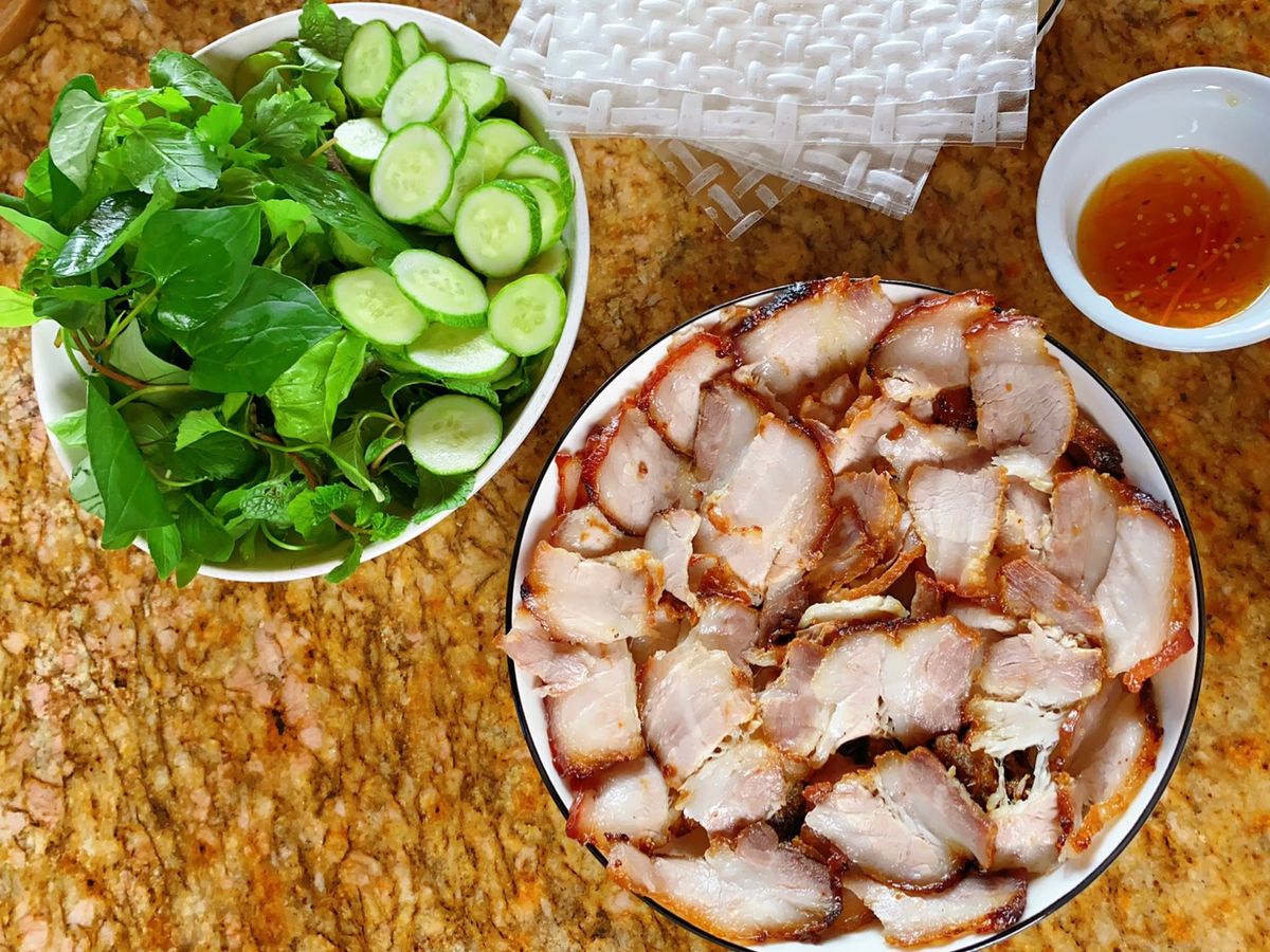 Bánh tráng cuốn thịt ram nước dừa