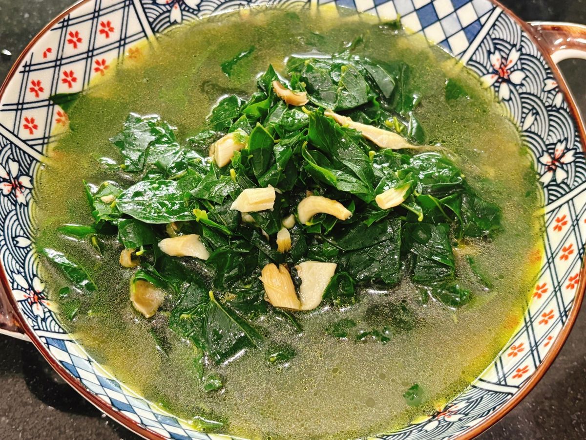 Canh rau ngót nấu nấm