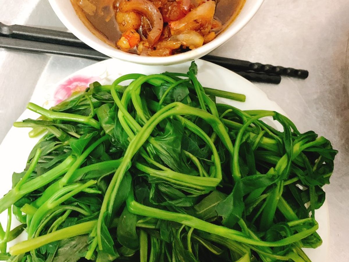 Rau muống xanh mướt kho quẹt