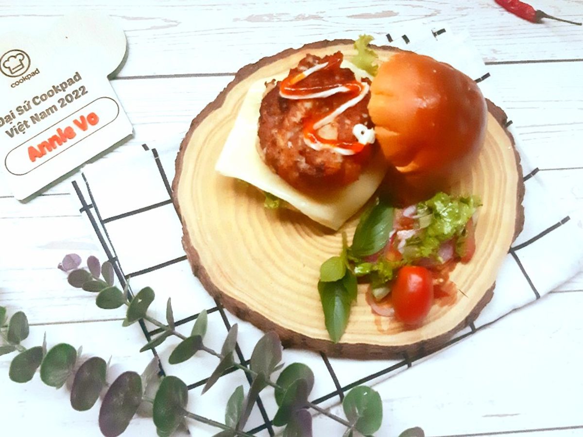 Hamburger chả tôm chiên giòn
