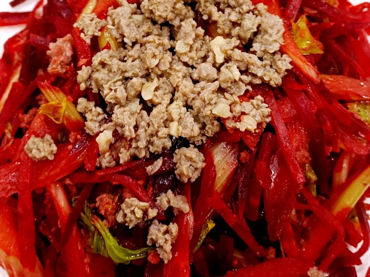 Củ dền, su hào, cần tây xào thịt bò bằm