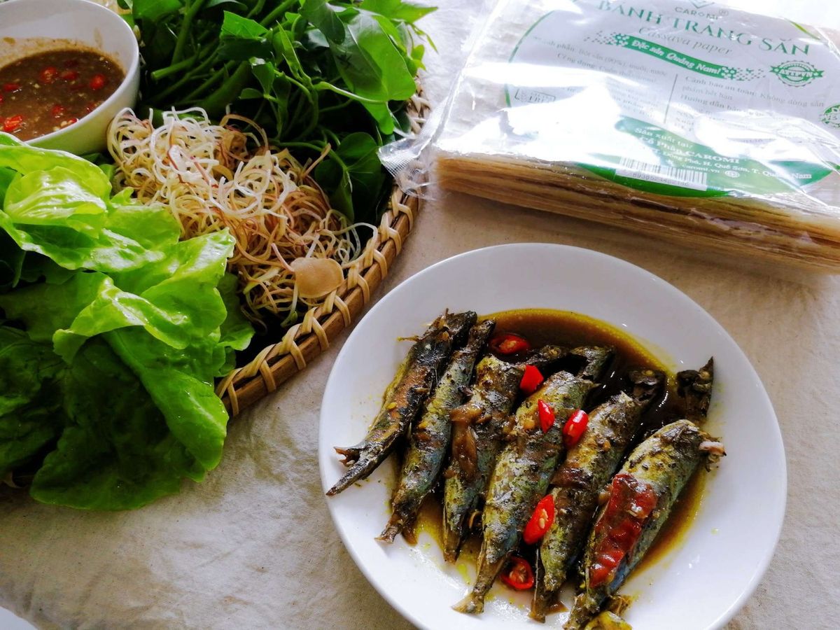 Cá nục hấp cuốn rau muống bánh tráng sắn siêu hấp dẫn