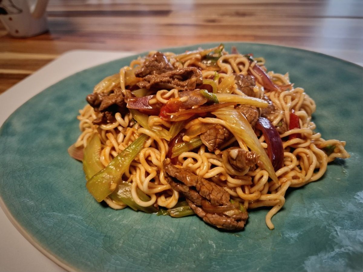 Mì Xào Bò Cần Tây Cà Chua
