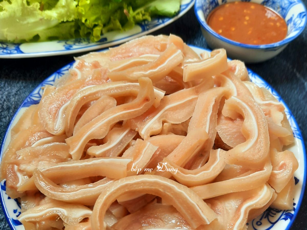 Tai heo luộc