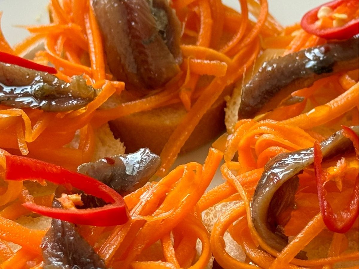 Bánh Mì Lát Dưa Chua & Cá Cơm Muối