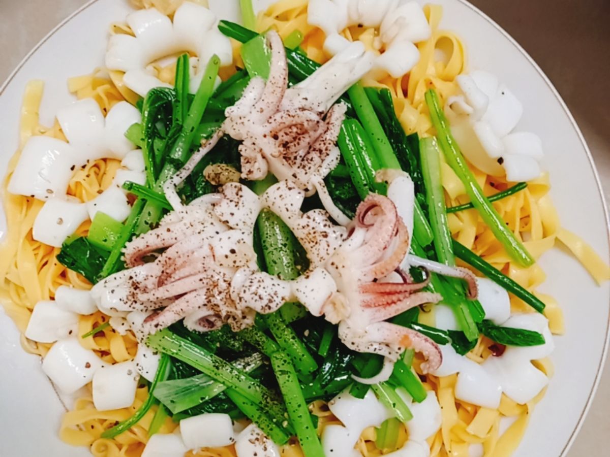 Mì xào mực cải ngọt