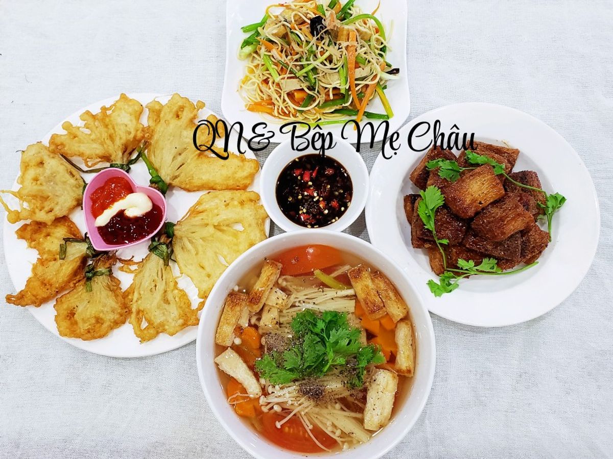 Mâm cơm chay ngày mùng 1