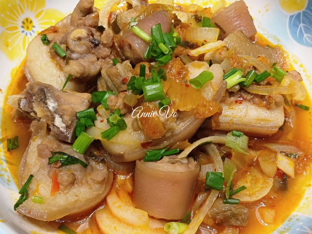 Đuôi heo hầm kim chi hành tây