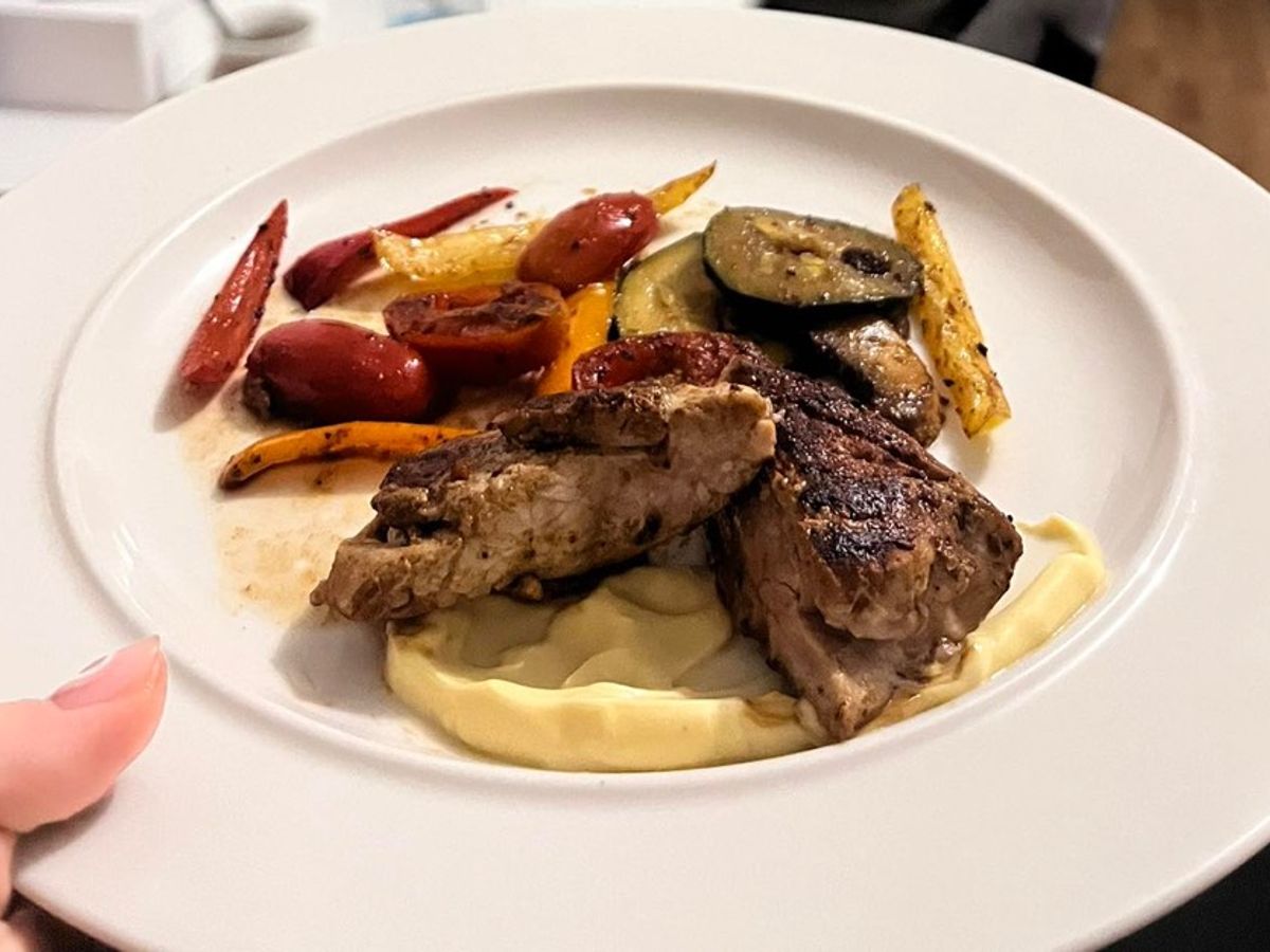 Thịt lợn steak cùng rau củ nướng