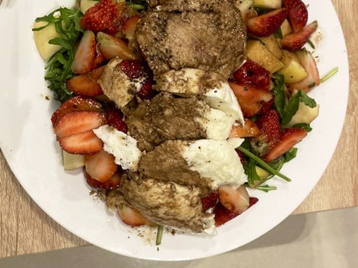 Salad mùa hè với rau rocket, trái cây và mozzarella