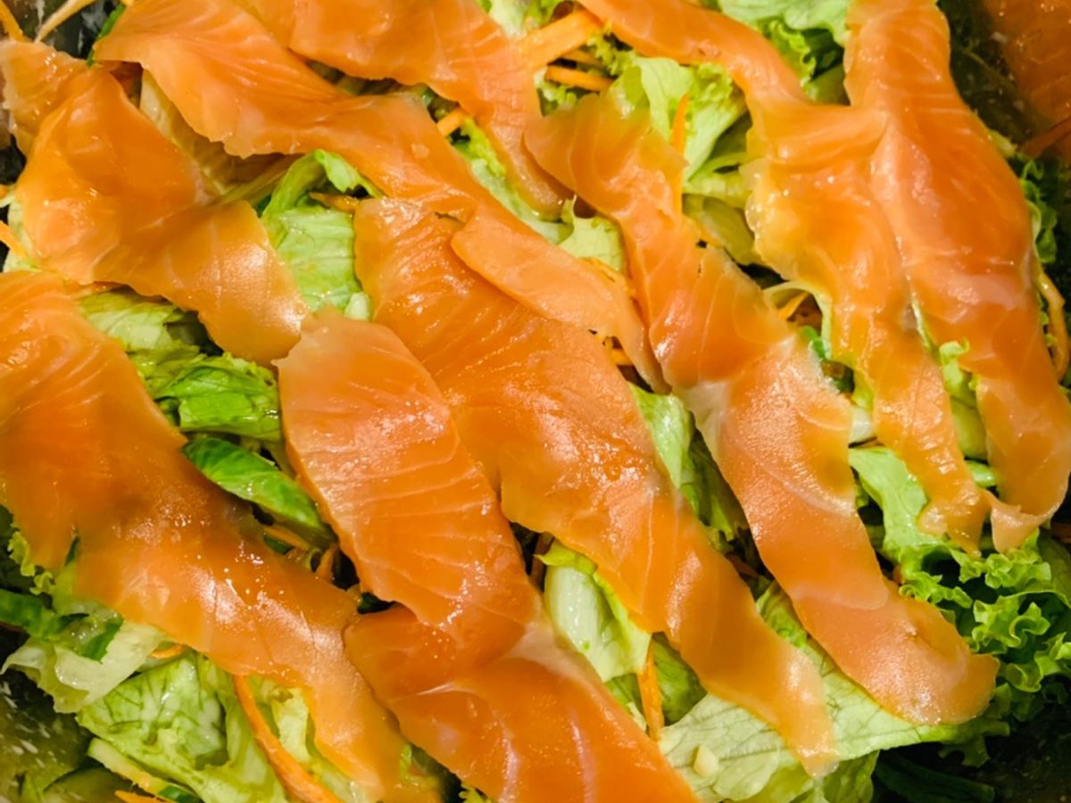 Salad cá hồi sốt sữa chua dễ không tưởng
